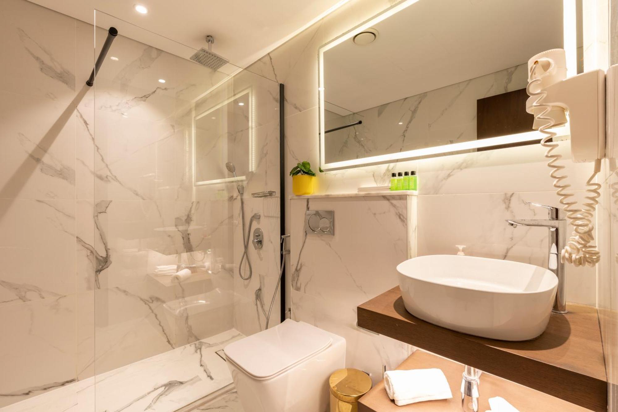 Luxurious Near Burj Khalifa & Mall Apartment